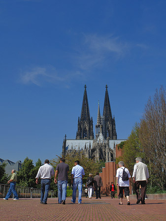 Touristen auf dem Weg zum Kölner Dom Fotos