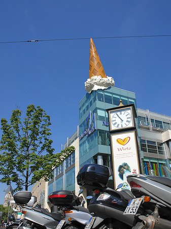 Fotos Neumarkt Galerie mit Mopeds