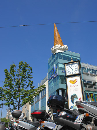 Foto Neumarkt Galerie mit Mopeds