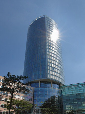 Triangelturm hinter Häusern Foto 