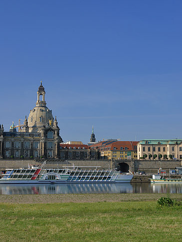 Brühlsche Terrasse mit Wiese Foto 