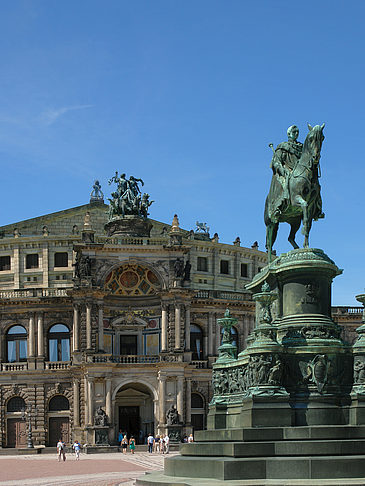 Foto König-Johann-Statue mit Semperoper - Dresden