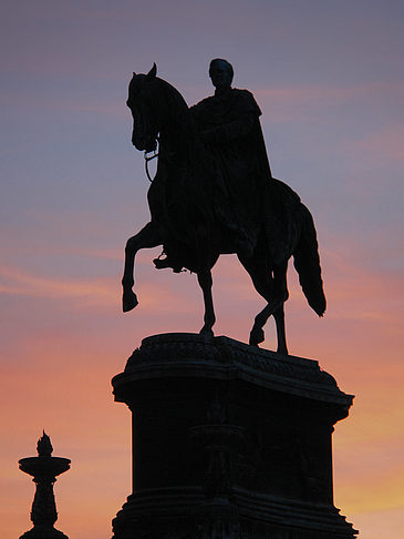 Foto König-Johann-Statue bei Sonnenuntergang