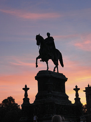 König-Johann-Statue bei Sonnenuntergang Fotos