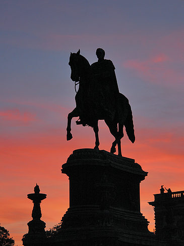 König-Johann-Statue bei Sonnenuntergang