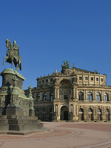 Semperoper mit Statue Fotos