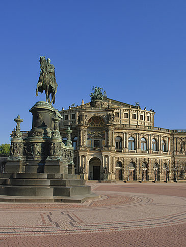 Foto Semperoper mit Statue - Dresden