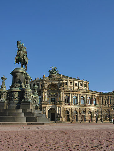 Fotos Semperoper mit Statue | Dresden