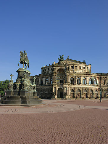 Foto Semperoper mit Statue - Dresden