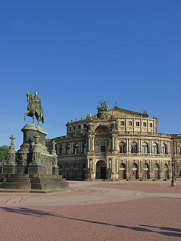 Fotos Semperoper mit Statue | Dresden