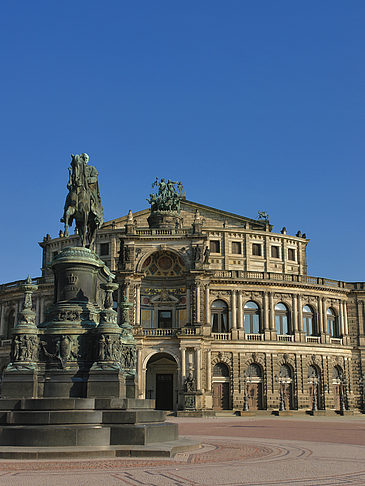 Semperoper mit Statue Foto 