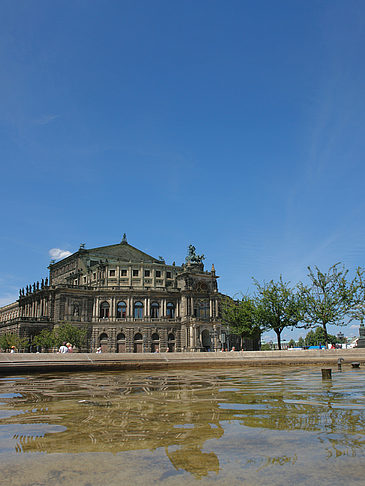 Semperoper mit Springbrunnen Fotos