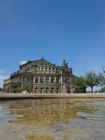 Foto Semperoper mit Springbrunnen