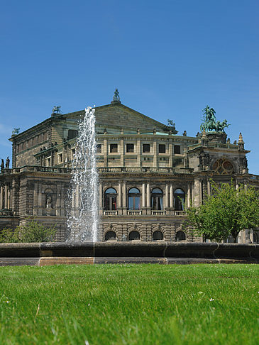 Semperoper mit Springbrunnen Foto 