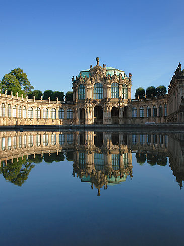 Wallpavillon mit Brunnen