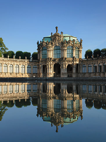 Wallpavillon mit Brunnen