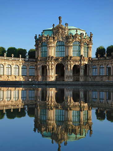 Wallpavillon mit Brunnen Fotos