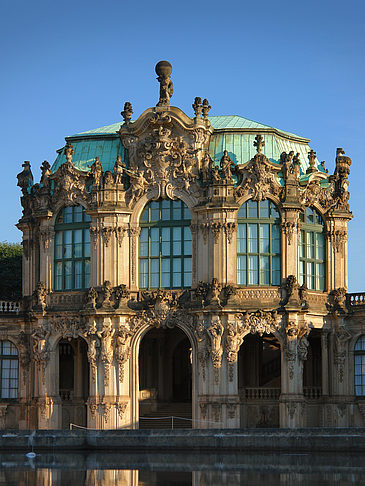 Foto Wallpavillon mit Brunnen