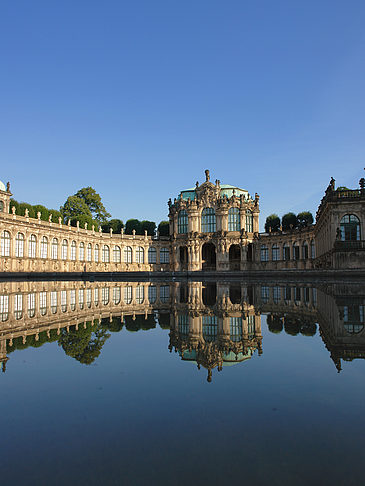 Foto Wallpavillon mit Brunnen