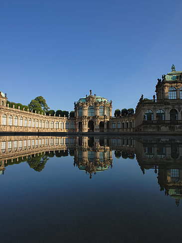 Wallpavillon mit Brunnen