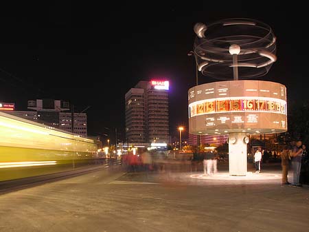 Weltzeituhr bei Nacht