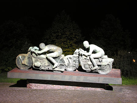 Avus Denkmal bei Nacht Foto 