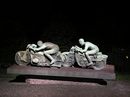 Avus Denkmal bei Nacht Fotos