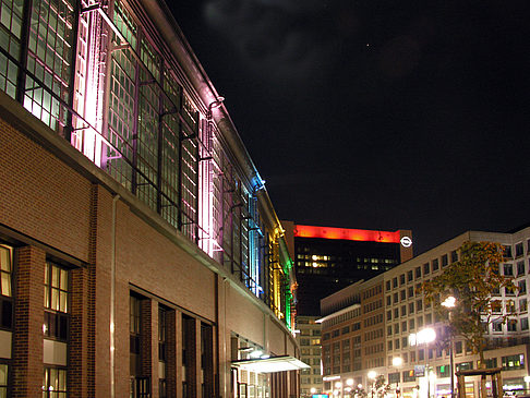 Foto Bahnhof Friedrichstraße bei Nacht