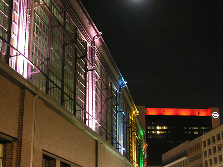 Foto Bahnhof Friedrichstraße bei Nacht - Berlin