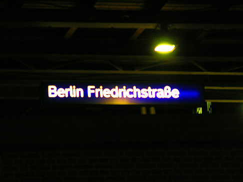 Foto Bahnhof Friedrichstraße bei Nacht - Berlin