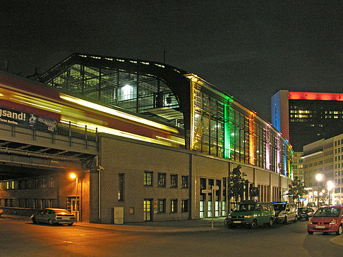 Foto Bahnhof Friedrichstraße bei Nacht - Berlin