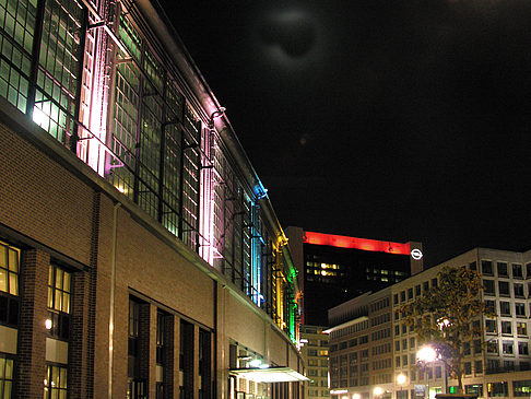 Foto Bahnhof Friedrichstraße bei Nacht