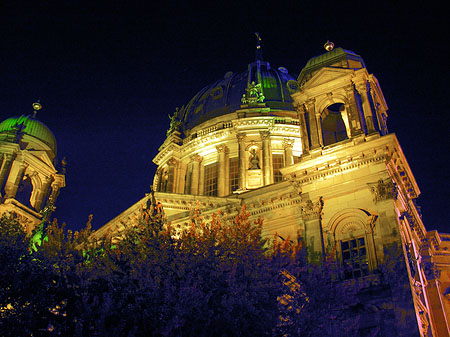 Berliner Dom bei Nacht Foto 