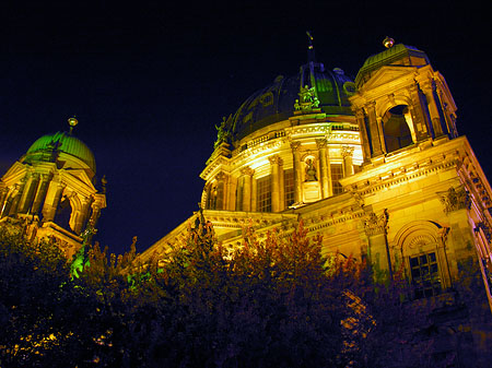 Berliner Dom bei Nacht Foto 