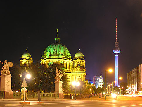 Berliner Dom bei Nacht Fotos