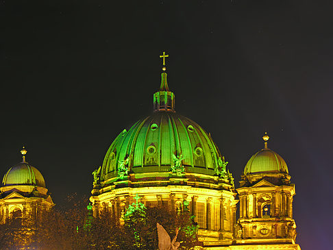Berliner Dom bei Nacht Fotos