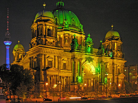 Berliner Dom bei Nacht Fotos