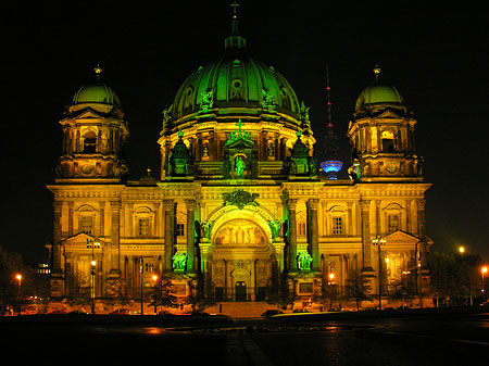 Berliner Dom bei Nacht Fotos