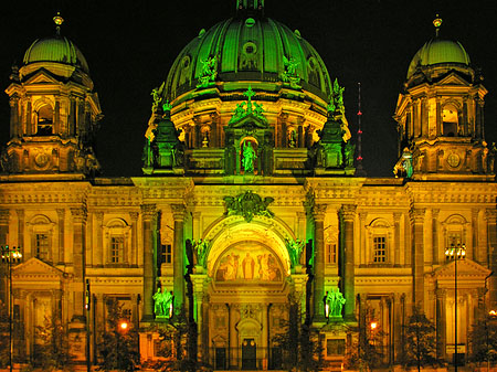 Berliner Dom bei Nacht Fotos