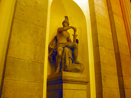 Im Brandenburger Tor bei Nacht