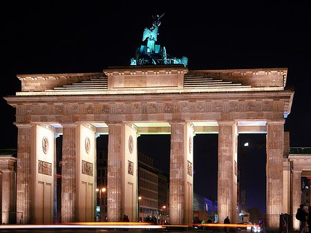 Foto Brandenburger Tor mit Straßenverkehr