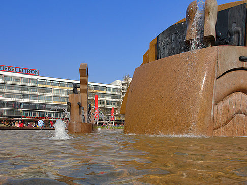 Weltkugelbrunnen