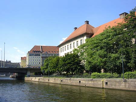 Häuser und Bäume