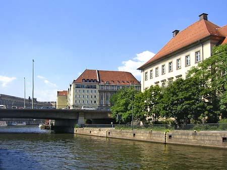 Häuser und Bäume Fotos