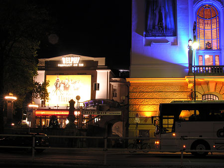 Filmpalast Delphi bei Nacht