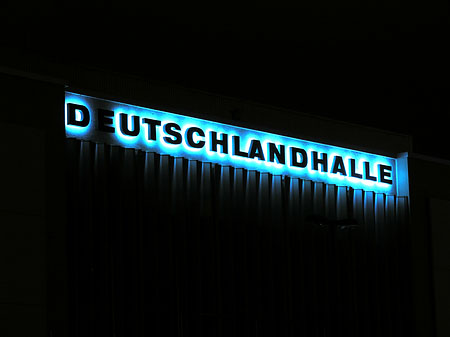 Deutschlandhalle bei Nacht Fotos