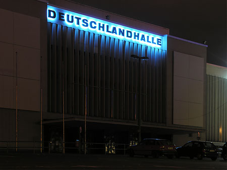 Deutschlandhalle bei Nacht Fotos