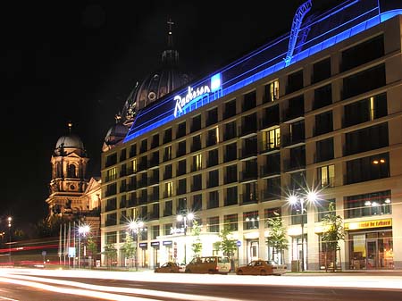 Radisson bei Nacht Foto 