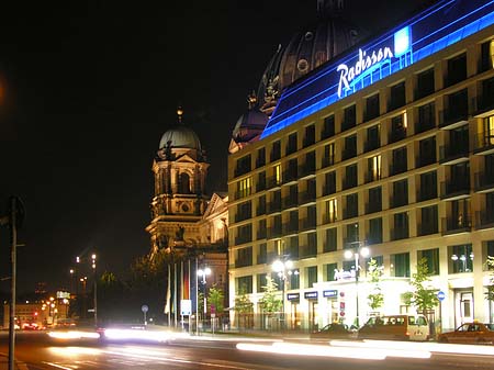Radisson bei Nacht