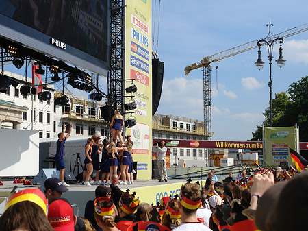 Bühne auf dem Fanfest Foto 